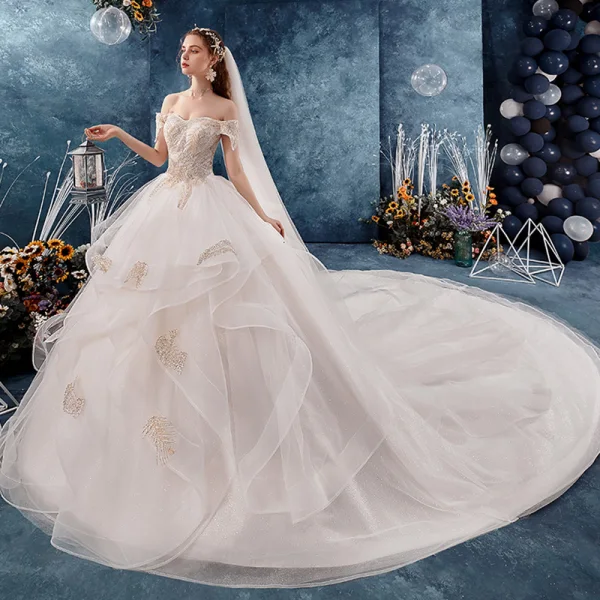 Schöne Champagner Brautkleider / Hochzeitskleider 2019 Ballkleid Off Shoulder Kurze Ärmel Rückenfreies Glanz Tülle Applikationen Spitze Perlenstickerei Kathedrale Schleppe Fallende Rüsche