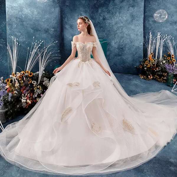 Schöne Champagner Brautkleider / Hochzeitskleider 2019 Ballkleid Off Shoulder Kurze Ärmel Rückenfreies Glanz Tülle Applikationen Spitze Perlenstickerei Kathedrale Schleppe Fallende Rüsche