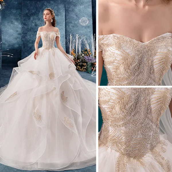 Schöne Champagner Brautkleider / Hochzeitskleider 2019 Ballkleid Off Shoulder Kurze Ärmel Rückenfreies Glanz Tülle Applikationen Spitze Perlenstickerei Kathedrale Schleppe Fallende Rüsche