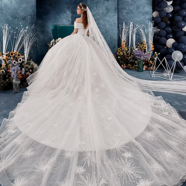 Schöne Ivory / Creme Brautkleider / Hochzeitskleider 2019 A Linie Off Shoulder Schleife Kurze Ärmel Rückenfreies Applikationen Spitze Kathedrale Schleppe Rüschen