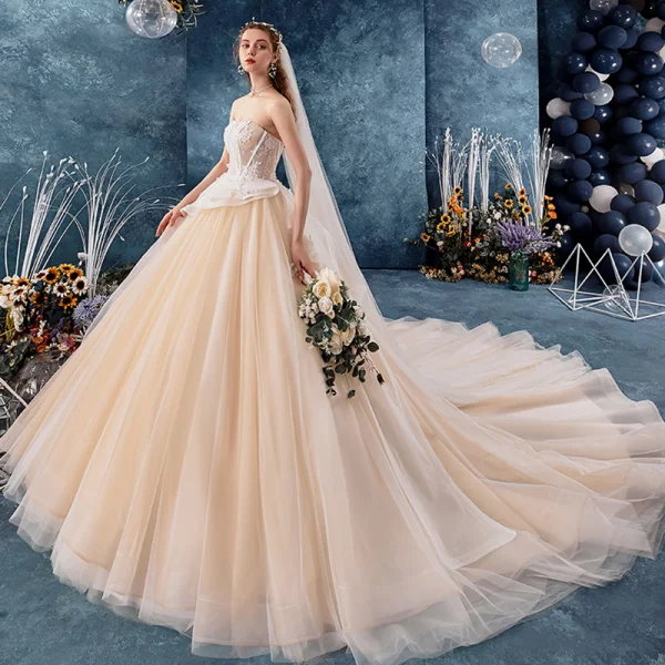 Sjarmerende Champagne Brudekjoler 2019 Ballkjole Kjæreste Uten Ermer Ryggløse Appliques Blonder Perle Chapel Train Buste