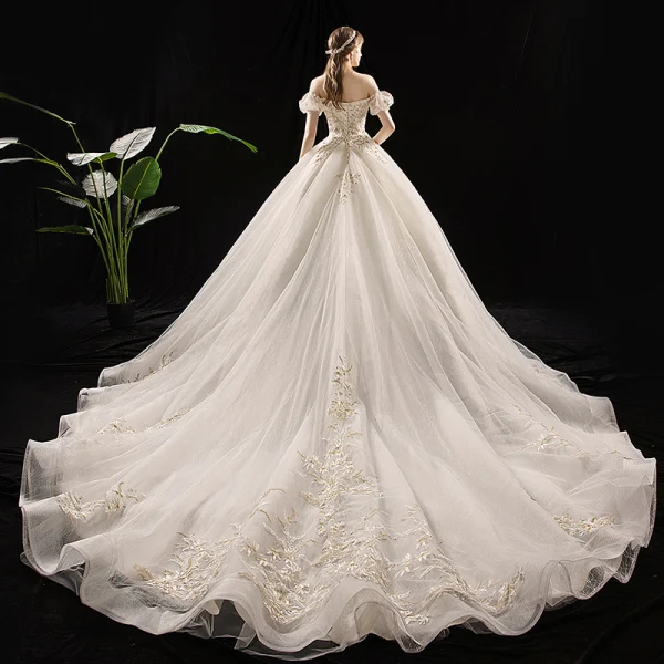 Schöne Champagner Brautkleider / Hochzeitskleider 2019 A Linie Off Shoulder Geschwollenes Kurze Ärmel Rückenfreies Applikationen Spitze Pailletten Perlenstickerei Kathedrale Schleppe Rüschen