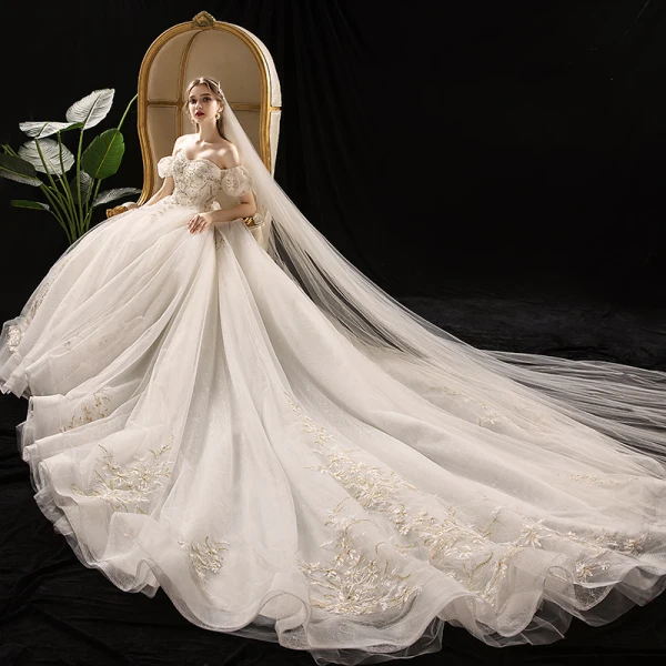 Schöne Champagner Brautkleider / Hochzeitskleider 2019 A Linie Off Shoulder Geschwollenes Kurze Ärmel Rückenfreies Applikationen Spitze Pailletten Perlenstickerei Kathedrale Schleppe Rüschen