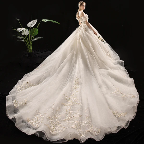 Schöne Champagner Brautkleider / Hochzeitskleider 2019 A Linie Off Shoulder Geschwollenes Kurze Ärmel Rückenfreies Applikationen Spitze Pailletten Perlenstickerei Kathedrale Schleppe Rüschen