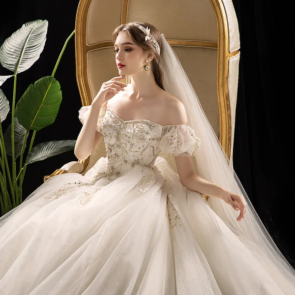 Schöne Champagner Brautkleider / Hochzeitskleider 2019 A Linie Off Shoulder Geschwollenes Kurze Ärmel Rückenfreies Applikationen Spitze Pailletten Perlenstickerei Kathedrale Schleppe Rüschen