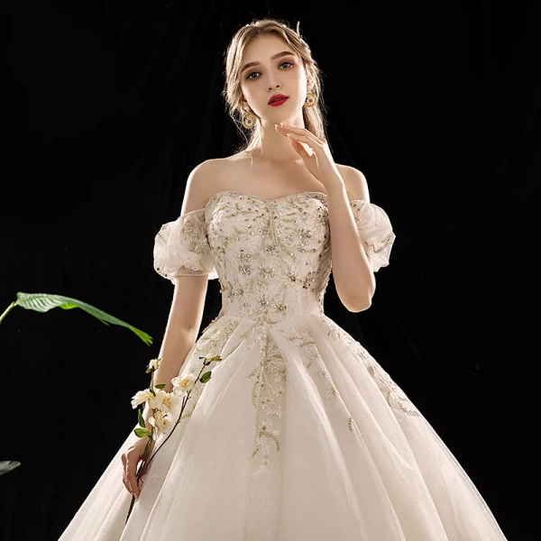 Schöne Champagner Brautkleider / Hochzeitskleider 2019 A Linie Off Shoulder Geschwollenes Kurze Ärmel Rückenfreies Applikationen Spitze Pailletten Perlenstickerei Kathedrale Schleppe Rüschen
