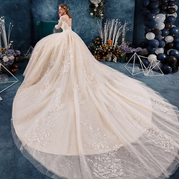 Elegante Doorzichtige Champagne Trouwjurken 2019 Baljurk Vierkante Halslijn Lange Mouwen Ruglooze Appliques Kant Kralen Cathedral Train Ruche