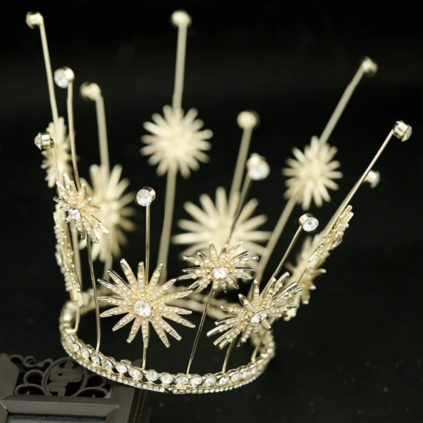 Piękne Złote Ozdoby Do Włosów Ślubne 2019 Metal Kwiat Tiara Frezowanie Perła Rhinestone Ślub Akcesoria