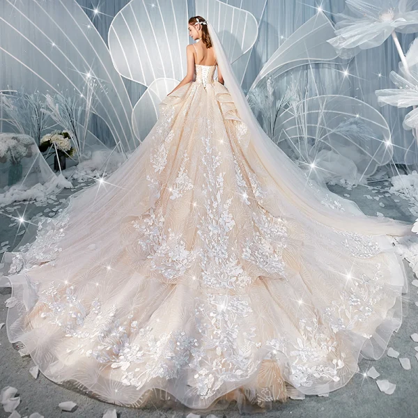 Chic / Belle Champagne Robe De Mariée 2019 Robe Boule Bretelles Spaghetti Sans Manches Dos Nu Glitter Tulle Appliques En Dentelle Chapel Train Volants en Cascade