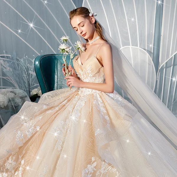 Chic / Belle Champagne Robe De Mariée 2019 Robe Boule Bretelles Spaghetti Sans Manches Dos Nu Glitter Tulle Appliques En Dentelle Chapel Train Volants en Cascade