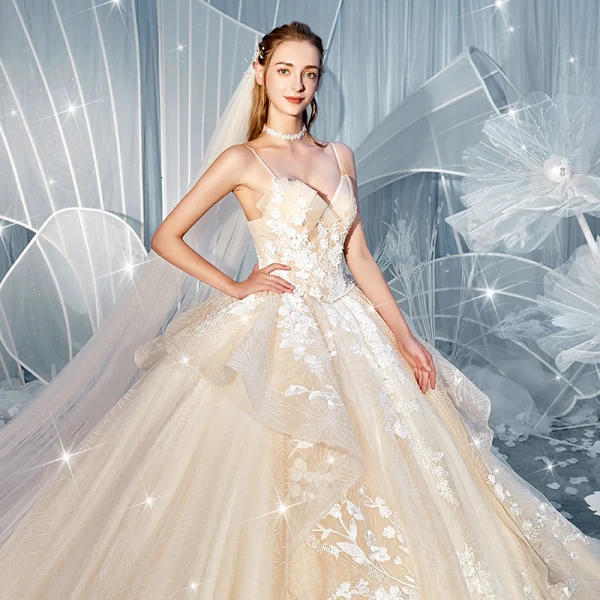 Chic / Belle Champagne Robe De Mariée 2019 Robe Boule Bretelles Spaghetti Sans Manches Dos Nu Glitter Tulle Appliques En Dentelle Chapel Train Volants en Cascade