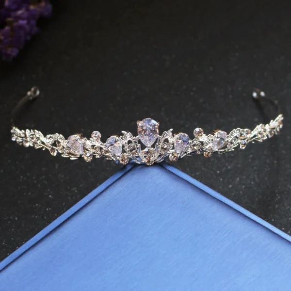 Boucles d'oreilles de mariage Luciole pendantes sur une fine chaine