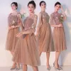 Elegantes Caqui Transparentes Vestidos De Damas De Honor 2019 A-Line / Princess Apliques Con Encaje Té De Longitud Ruffle Sin Espalda Vestidos para bodas