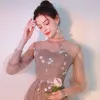 Elegantes Caqui Transparentes Vestidos De Damas De Honor 2019 A-Line / Princess Apliques Con Encaje Té De Longitud Ruffle Sin Espalda Vestidos para bodas