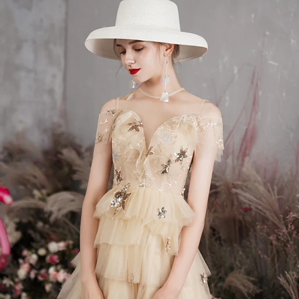 Charmant Champagne Robe De Bal 2019 Princesse Transparentes Col v profond Manches Courtes Paillettes Fleur Courte Volants en Cascade Dos Nu Robe De Ceremonie