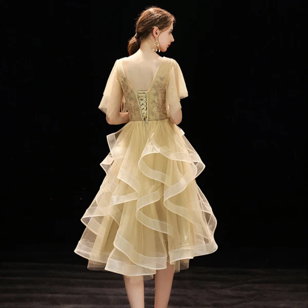 Chic / Belle Champagne de retour Robe De Graduation 2019 Princesse V-Cou Manches Courtes Perlage Thé Longueur Volants en Cascade Dos Nu Robe De Ceremonie