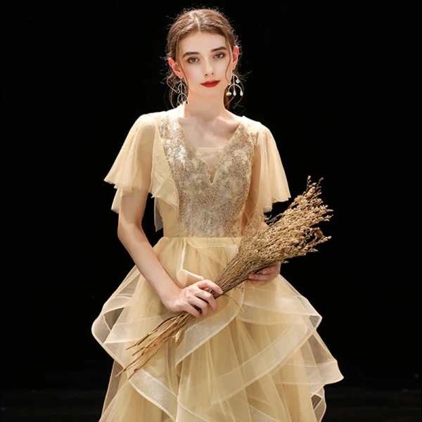 Chic / Belle Champagne de retour Robe De Graduation 2019 Princesse V-Cou Manches Courtes Perlage Thé Longueur Volants en Cascade Dos Nu Robe De Ceremonie