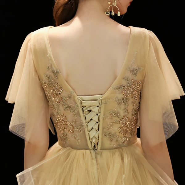 Chic / Belle Champagne de retour Robe De Graduation 2019 Princesse V-Cou Manches Courtes Perlage Thé Longueur Volants en Cascade Dos Nu Robe De Ceremonie