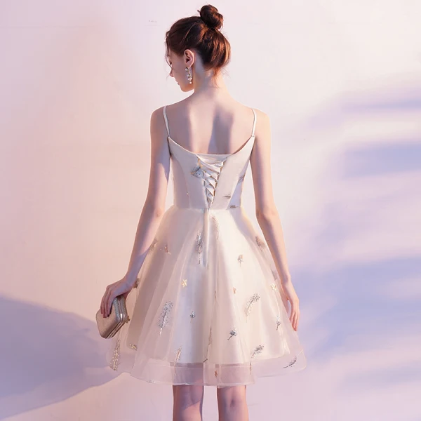 Abordable Champagne de retour Robe De Graduation 2019 Princesse Bretelles Spaghetti Sans Manches Paillettes Courte Volants Dos Nu Robe De Ceremonie