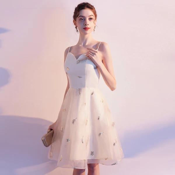 Abordable Champagne de retour Robe De Graduation 2019 Princesse Bretelles Spaghetti Sans Manches Paillettes Courte Volants Dos Nu Robe De Ceremonie