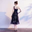 Chic / Belle Bleu Marine de retour Robe De Graduation 2019 Princesse Bretelles Spaghetti Sans Manches Brodé Thé Longueur Volants Dos Nu Robe De Ceremonie