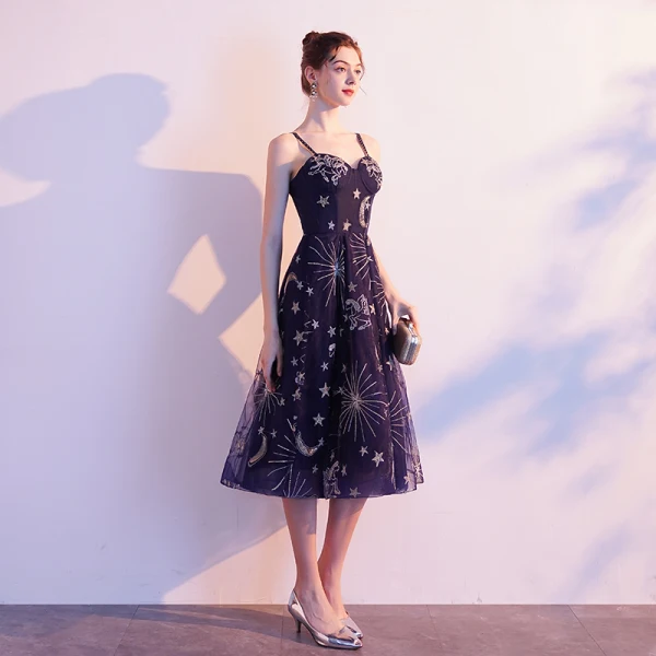 Chic / Belle Bleu Marine de retour Robe De Graduation 2019 Princesse Bretelles Spaghetti Sans Manches Brodé Thé Longueur Volants Dos Nu Robe De Ceremonie