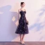 Chic / Belle Bleu Marine de retour Robe De Graduation 2019 Princesse Bretelles Spaghetti Sans Manches Brodé Thé Longueur Volants Dos Nu Robe De Ceremonie