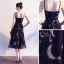Chic / Belle Bleu Marine de retour Robe De Graduation 2019 Princesse Bretelles Spaghetti Sans Manches Brodé Thé Longueur Volants Dos Nu Robe De Ceremonie