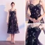 Chic / Belle Bleu Marine de retour Robe De Graduation 2019 Princesse Bretelles Spaghetti Sans Manches Brodé Thé Longueur Volants Dos Nu Robe De Ceremonie