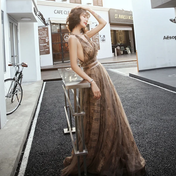Sexy Marron Robe De Soirée 2019 Princesse Col v profond Sans Manches Ceinture Impression Tulle Train De Balayage Volants Dos Nu Robe De Ceremonie