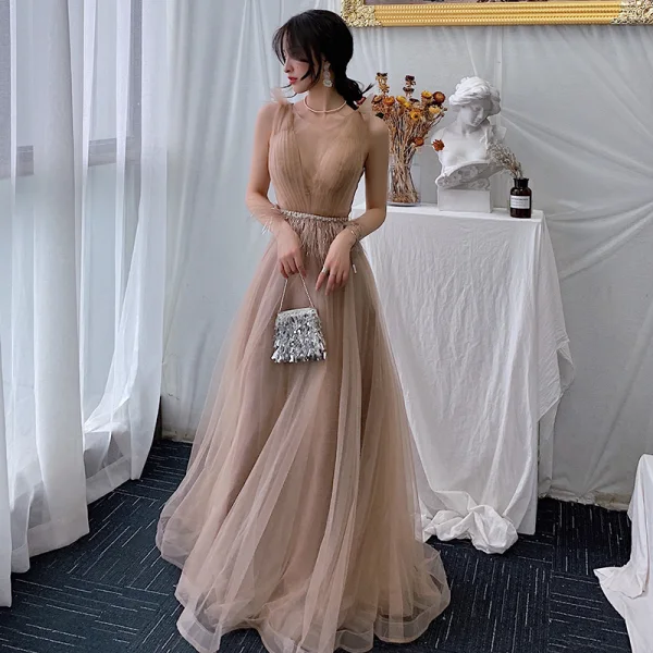Elegante Champagner Abendkleider 2019 A Linie Rundhalsausschnitt Ärmellos Feder Strass Stoffgürtel Lange Rüschen Rückenfreies Festliche Kleider