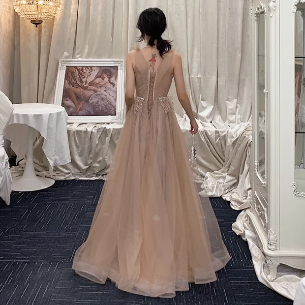 Elegante Champagner Abendkleider 2019 A Linie Rundhalsausschnitt Ärmellos Feder Strass Stoffgürtel Lange Rüschen Rückenfreies Festliche Kleider