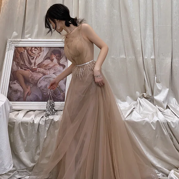 Elegante Champagner Abendkleider 2019 A Linie Rundhalsausschnitt Ärmellos Feder Strass Stoffgürtel Lange Rüschen Rückenfreies Festliche Kleider