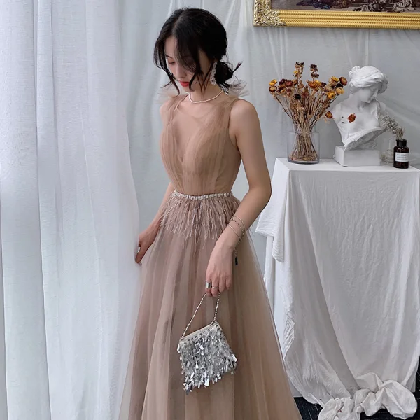 Elegante Champagner Abendkleider 2019 A Linie Rundhalsausschnitt Ärmellos Feder Strass Stoffgürtel Lange Rüschen Rückenfreies Festliche Kleider