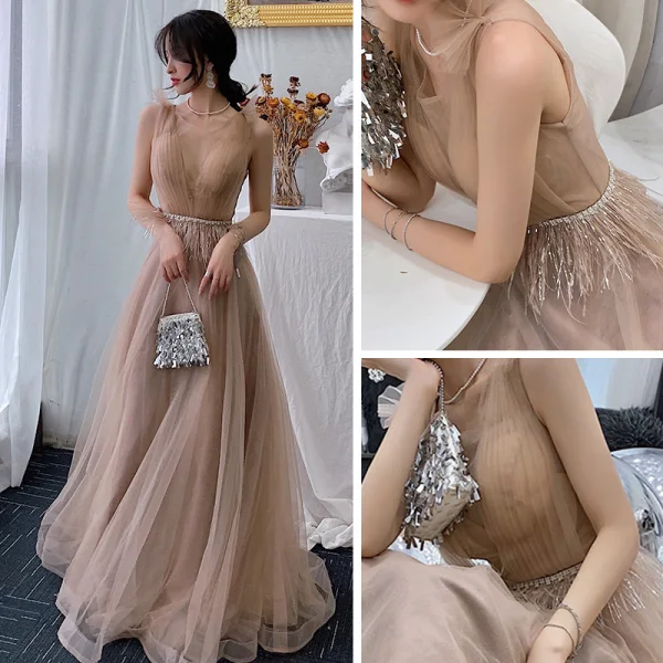 Elegante Champagner Abendkleider 2019 A Linie Rundhalsausschnitt Ärmellos Feder Strass Stoffgürtel Lange Rüschen Rückenfreies Festliche Kleider