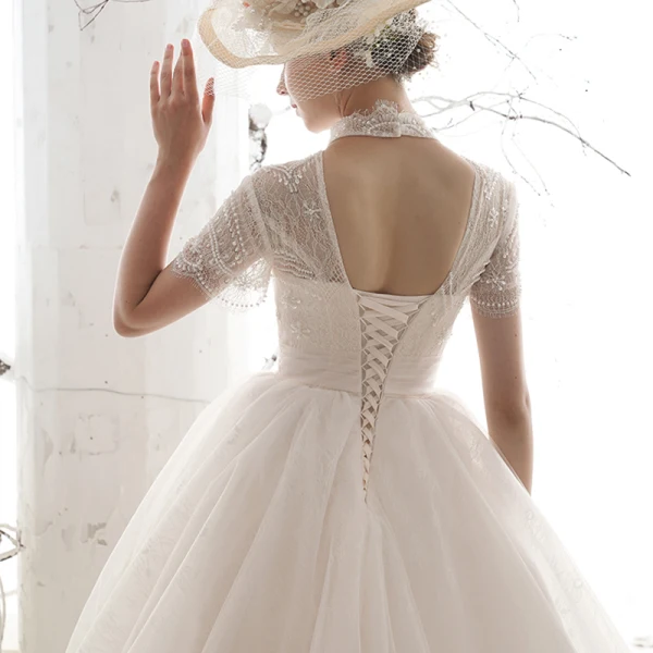 Vintage Ivory / Creme Durchsichtige Brautkleider / Hochzeitskleider 2019 A Linie Stehkragen Kurze Ärmel Rückenfreies Pailletten Perlenstickerei Kapelle-Schleppe Rüschen