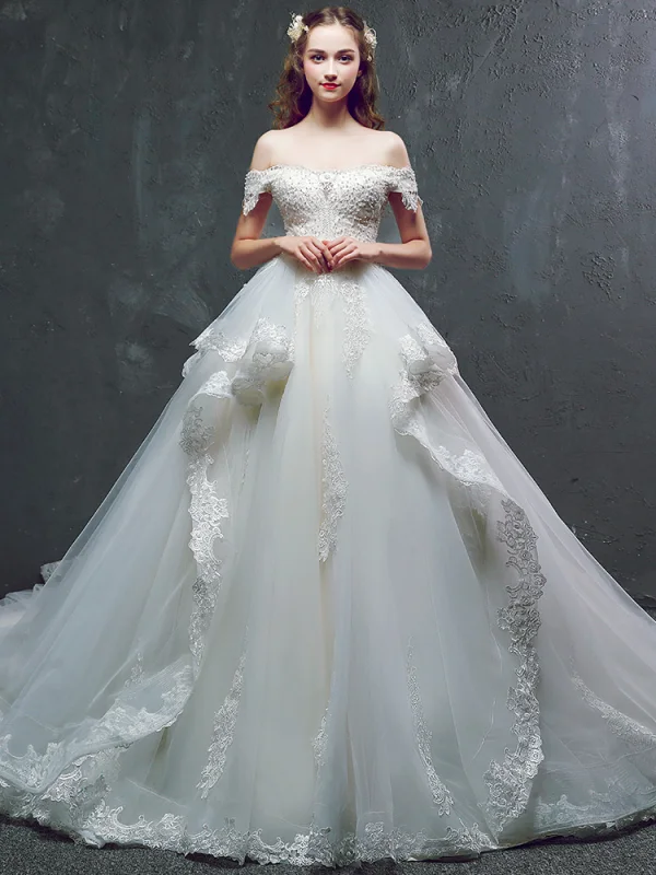 Schöne Champagner Brautkleider / Hochzeitskleider 2019 A Linie Off Shoulder Kurze Ärmel Rückenfreies Applikationen Spitze Perlenstickerei Perle Kapelle-Schleppe Rüschen