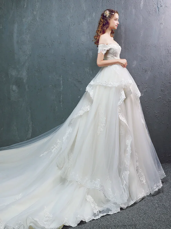 Schöne Champagner Brautkleider / Hochzeitskleider 2019 A Linie Off Shoulder Kurze Ärmel Rückenfreies Applikationen Spitze Perlenstickerei Perle Kapelle-Schleppe Rüschen