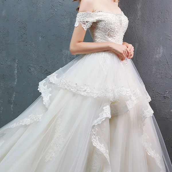 Schöne Champagner Brautkleider / Hochzeitskleider 2019 A Linie Off Shoulder Kurze Ärmel Rückenfreies Applikationen Spitze Perlenstickerei Perle Kapelle-Schleppe Rüschen