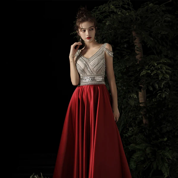 Meilleur Rouge Satin Robe De Soirée 2019 Princesse V-Cou Sans Manches Perlage Longue Volants Dos Nu Robe De Ceremonie