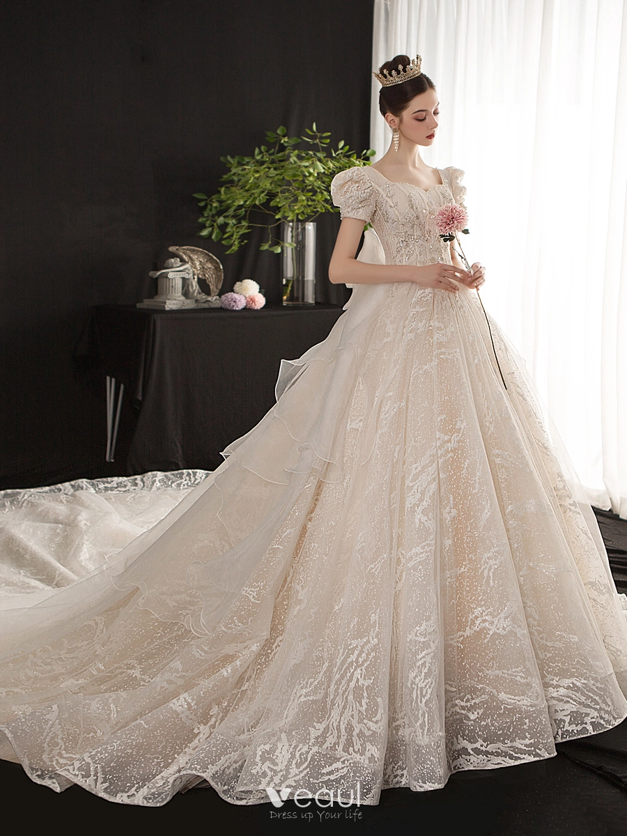 Style Victorien Vintage Originale Champagne Robe De Mariee 2019 Princesse Encolure Carree Gonflee Manches Courtes Dos Nu Noeud Glitter Tulle Appliques En Dentelle Perlage Cathedral Train Volants