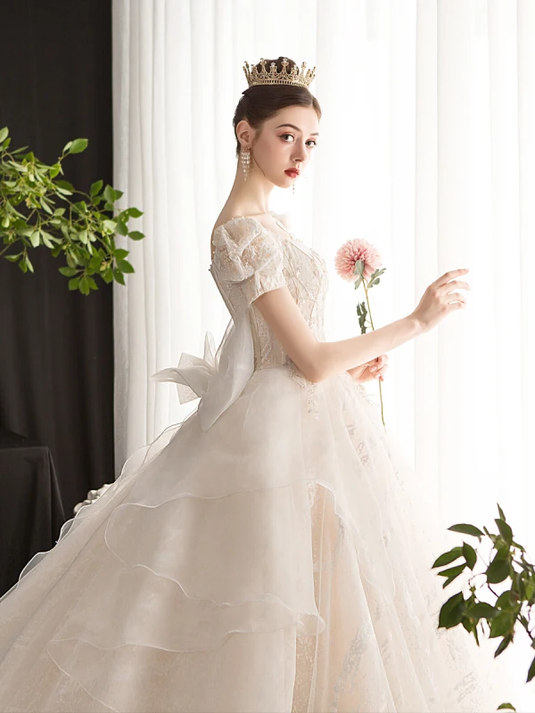 Viktorianischer Stil Vintage Champagner Brautkleider / Hochzeitskleider 2019 A Linie Eckiger Ausschnitt Geschwollenes Kurze Ärmel Rückenfreies Schleife Glanz Tülle Applikationen Spitze Perlenstickerei Kathedrale Schleppe Rüschen