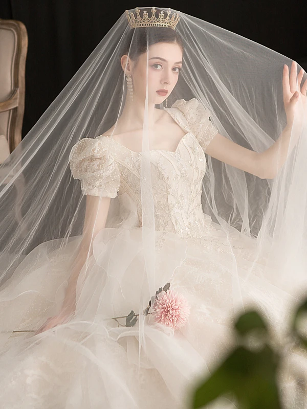 Viktorianischer Stil Vintage Champagner Brautkleider / Hochzeitskleider 2019 A Linie Eckiger Ausschnitt Geschwollenes Kurze Ärmel Rückenfreies Schleife Glanz Tülle Applikationen Spitze Perlenstickerei Kathedrale Schleppe Rüschen