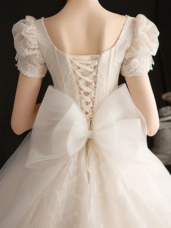 Viktorianischer Stil Vintage Champagner Brautkleider / Hochzeitskleider 2019 A Linie Eckiger Ausschnitt Geschwollenes Kurze Ärmel Rückenfreies Schleife Glanz Tülle Applikationen Spitze Perlenstickerei Kathedrale Schleppe Rüschen
