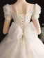 Viktorianischer Stil Vintage Champagner Brautkleider / Hochzeitskleider 2019 A Linie Eckiger Ausschnitt Geschwollenes Kurze Ärmel Rückenfreies Schleife Glanz Tülle Applikationen Spitze Perlenstickerei Kathedrale Schleppe Rüschen