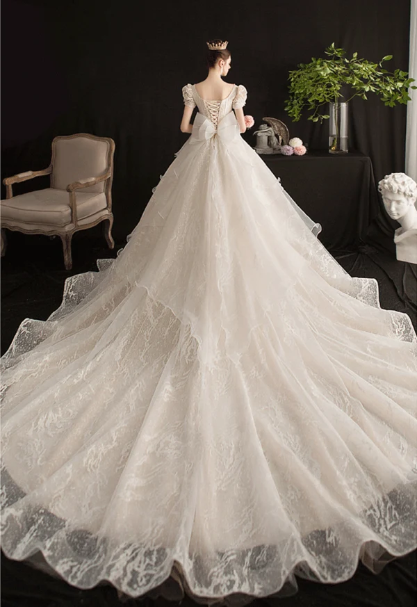 Viktorianischer Stil Vintage Champagner Brautkleider / Hochzeitskleider 2019 A Linie Eckiger Ausschnitt Geschwollenes Kurze Ärmel Rückenfreies Schleife Glanz Tülle Applikationen Spitze Perlenstickerei Kathedrale Schleppe Rüschen