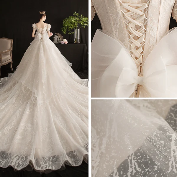 Viktorianischer Stil Vintage Champagner Brautkleider / Hochzeitskleider 2019 A Linie Eckiger Ausschnitt Geschwollenes Kurze Ärmel Rückenfreies Schleife Glanz Tülle Applikationen Spitze Perlenstickerei Kathedrale Schleppe Rüschen