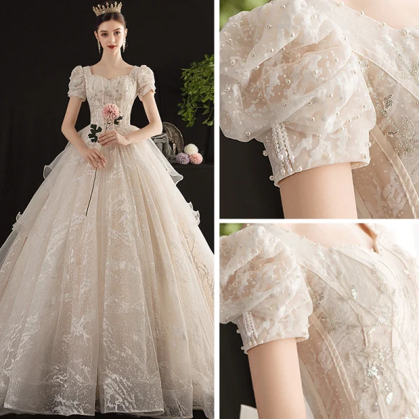 Viktorianischer Stil Vintage Champagner Brautkleider / Hochzeitskleider 2019 A Linie Eckiger Ausschnitt Geschwollenes Kurze Ärmel Rückenfreies Schleife Glanz Tülle Applikationen Spitze Perlenstickerei Kathedrale Schleppe Rüschen