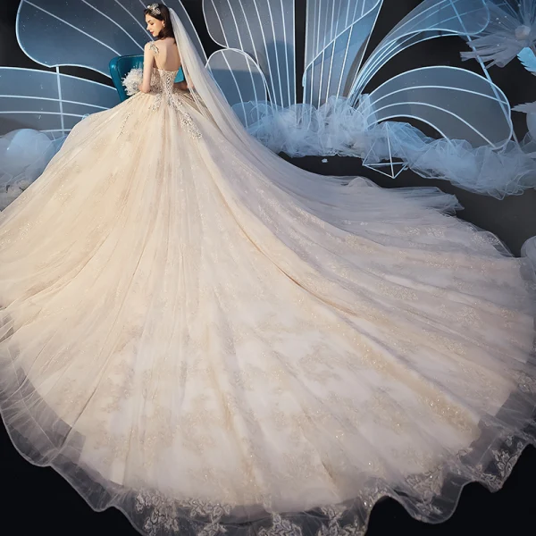 Chic / Belle Champagne Robe De Mariée 2019 Robe Boule Bretelles Spaghetti Sans Manches Dos Nu Glitter Appliques En Dentelle Perlage Cathedral Train Volants