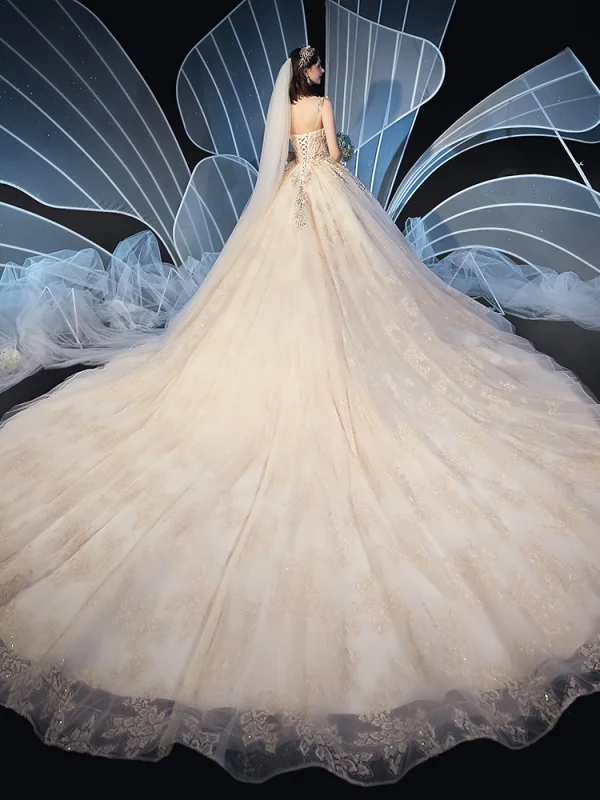 Chic / Belle Champagne Robe De Mariée 2019 Robe Boule Bretelles Spaghetti Sans Manches Dos Nu Glitter Appliques En Dentelle Perlage Cathedral Train Volants